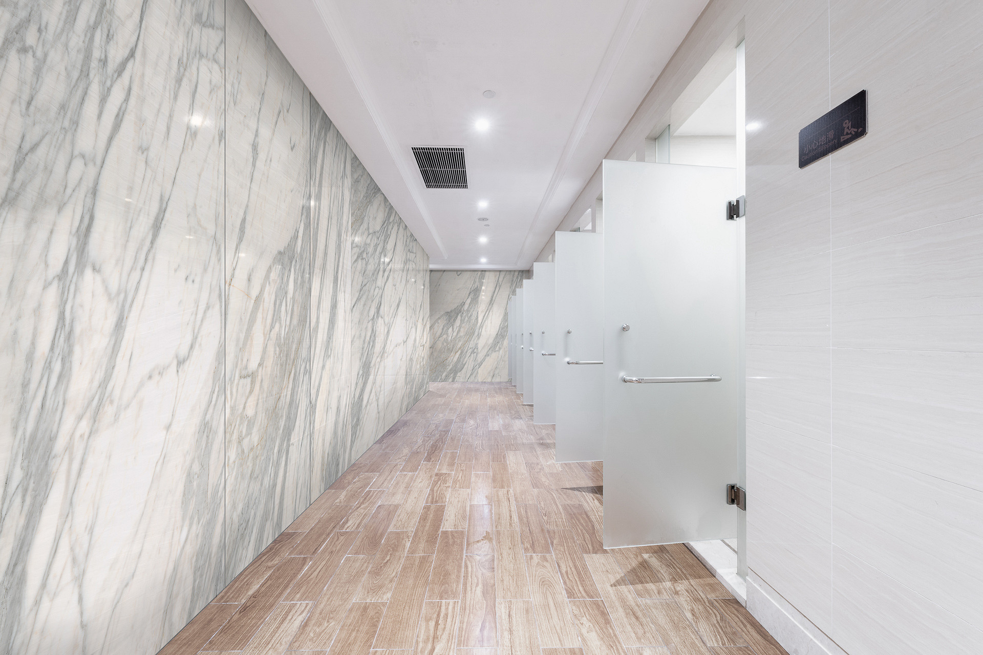 Venato Nature R102 PT SPC wall panel from Rocko Tiles – hygienic and elegant solution for public bathrooms