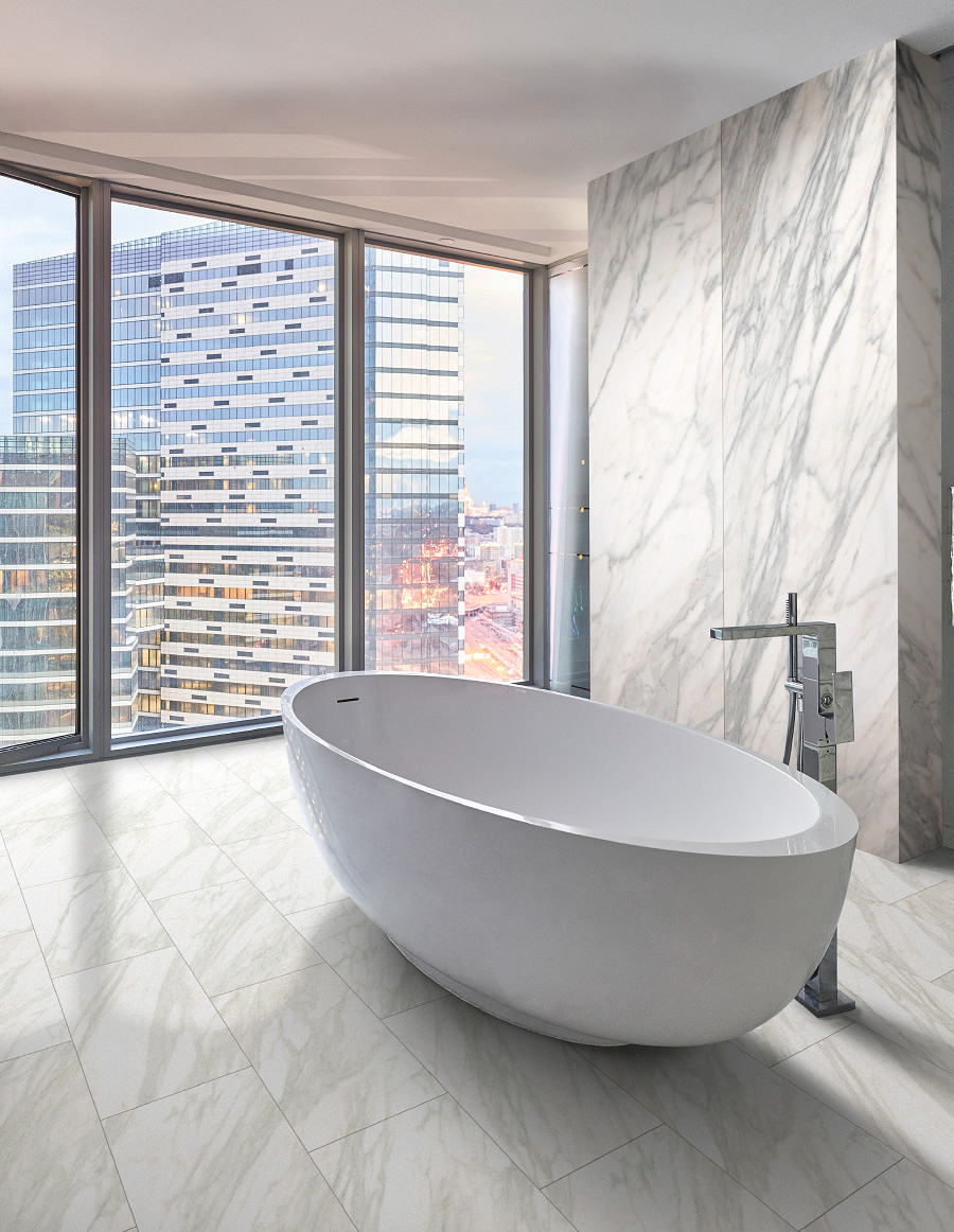 Venato Nature R102 PT wall panel in bathroom – elegant marble-look wall behind bathtub with scenic window view