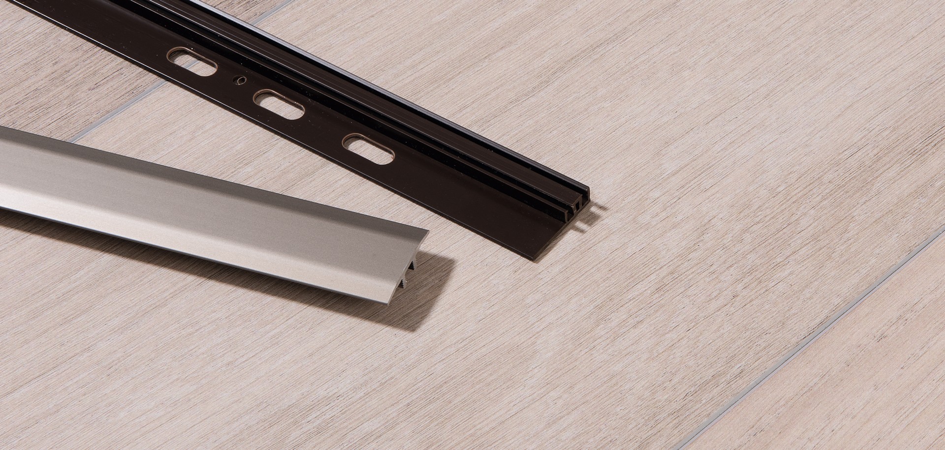 Made of aluminium 900mm long and silver in colour, the transition strip serves for vinyl up to 7,5mm thick.