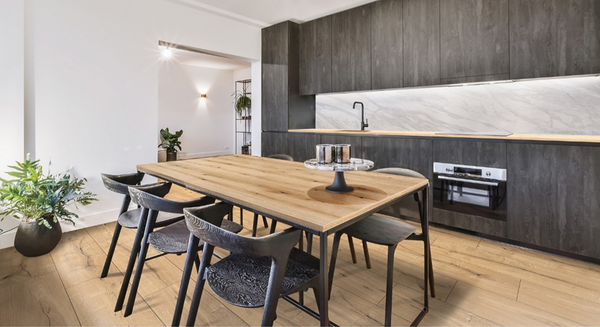 Μια κοντινή άποψη του δαπέδου SPC σε ανοιχτό γκρι μοτίβο ξύλου. Το δάπεδο είναι ελαφρώς υφή και έχει λείο, ματ φινίρισμα.