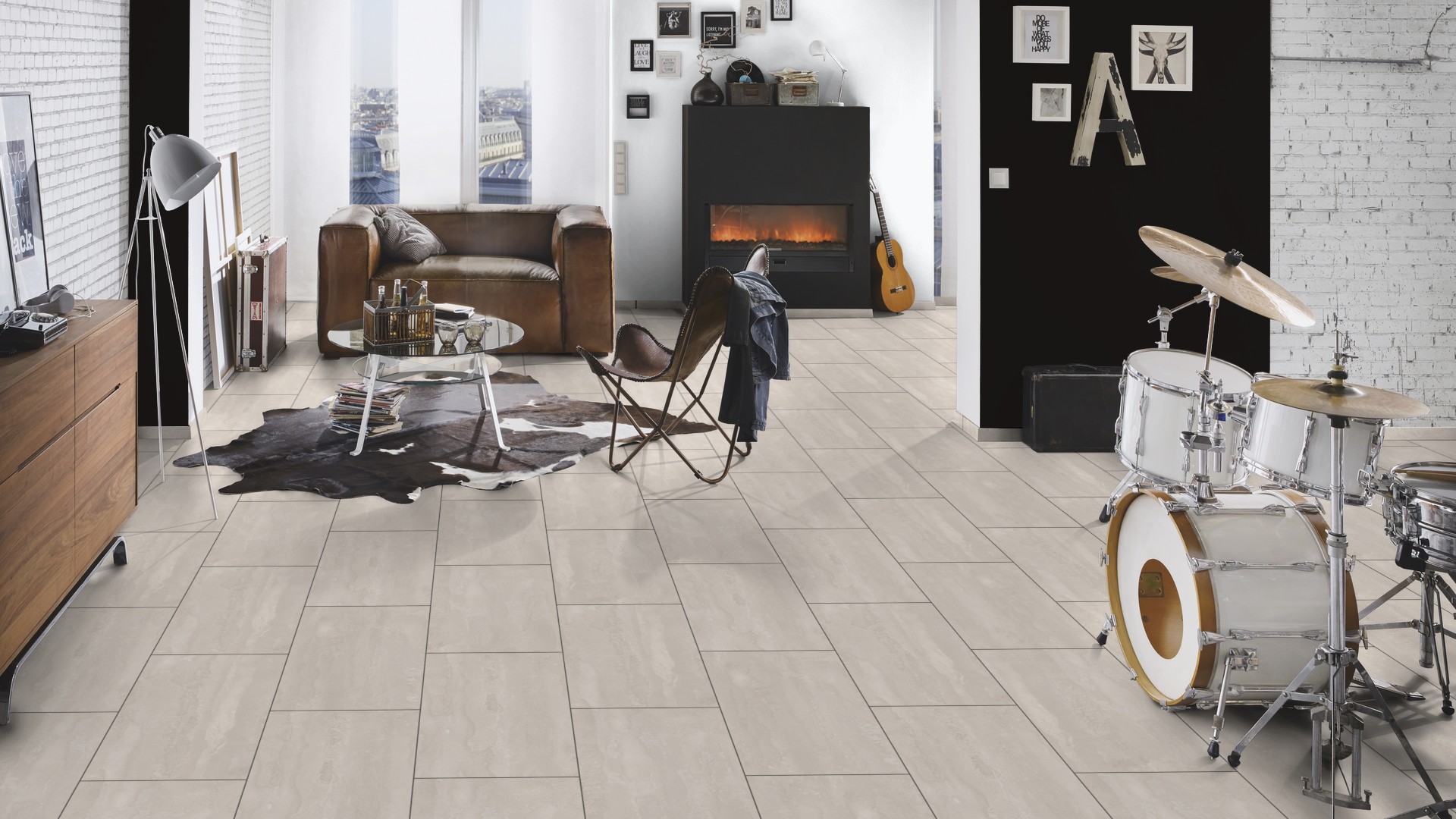 Моdern living room with laminate flooring K385 Ice Flow that makes the room more spacious. The flooring is suitable for underfloor heating.