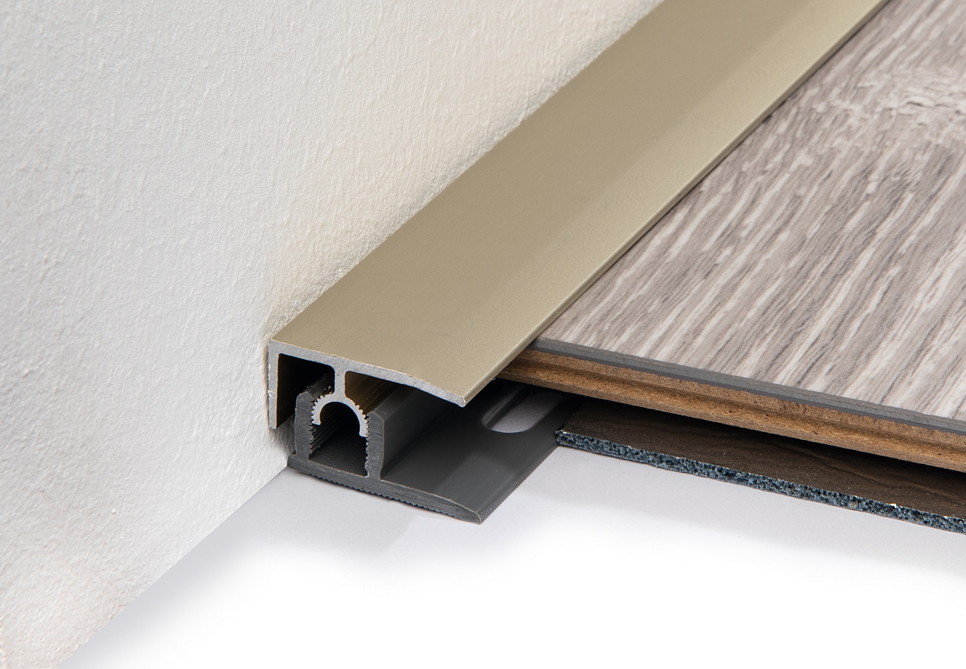 This sand-coloured finishing strip for laminate and parquet floors separates the edge of the flooring from walls and other borders.