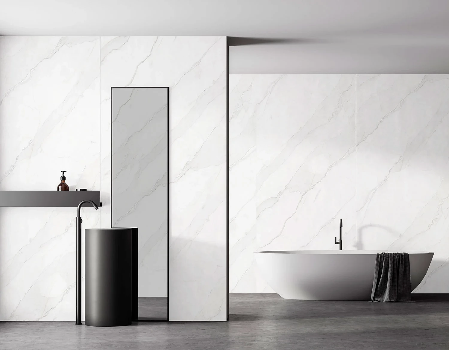 Calacatta Olympus K551 SPC wall panel in bathroom – elegant contrast with black fixtures