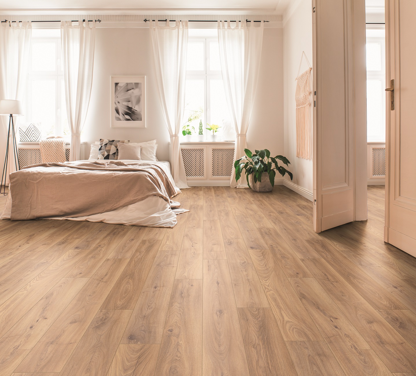 Firebrand Oak is part of the  Atlantic mo.re! 8 mm collection by Krono Original®featuring  utility class 32/AC4 and a 4-sided V-groove.
