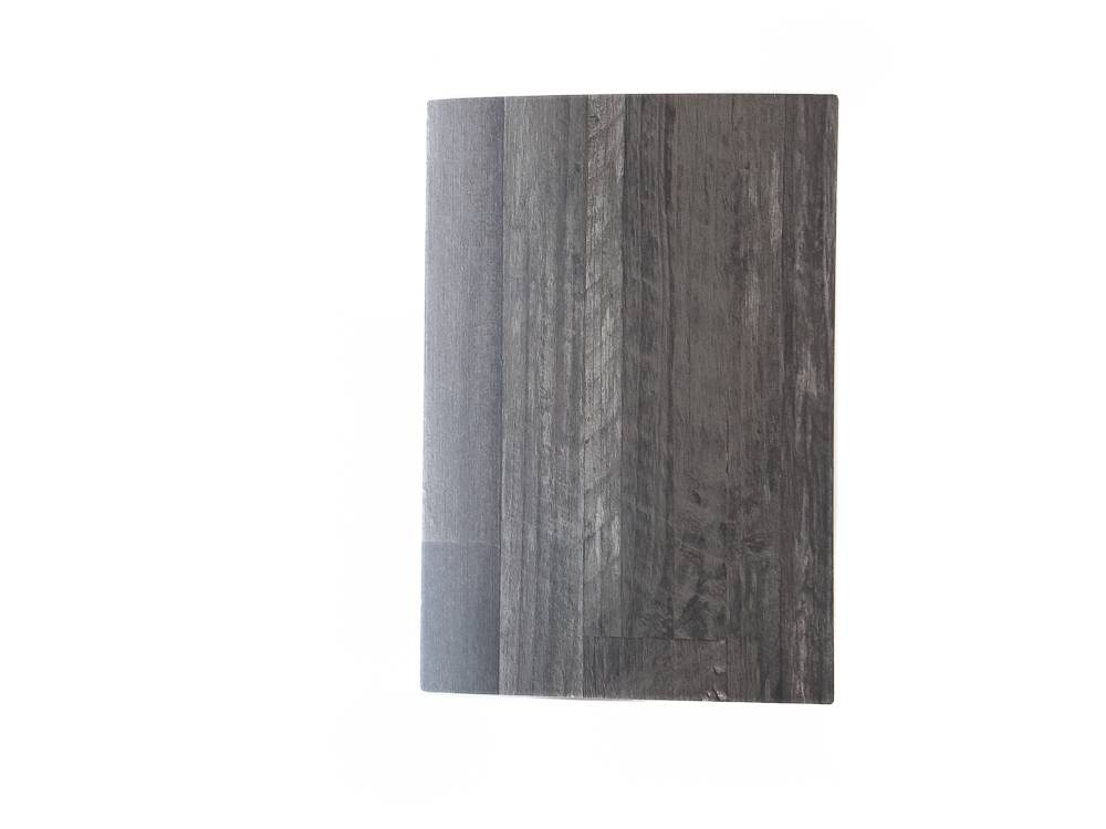 Изображение в близък план на продукта K030 Java Block Wood SU с наситен, тъмнокафяв цвят и текстурирана дървесна шарка.