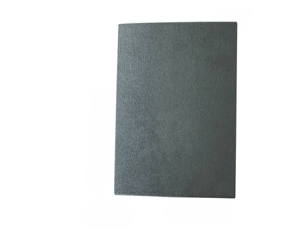 Κοντινή εικόνα του προϊόντος K201 Dark Grey Concrete RS, αναδεικνύοντας το σκούρο γκρι χρώμα του και την ανάγλυφη επιφάνεια σκυροδέματος.