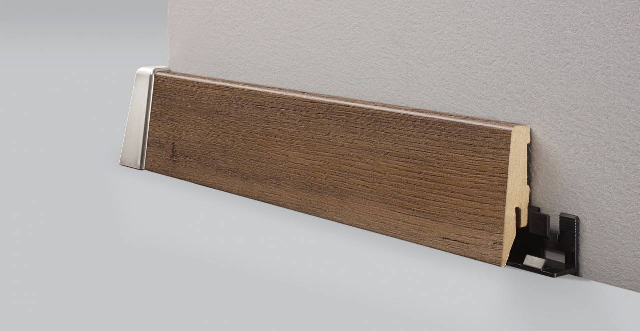 MDF floor skirting 8575, suitable for laminate flooring in brown colour. Recommended combination with decor K232 Witches Wood.