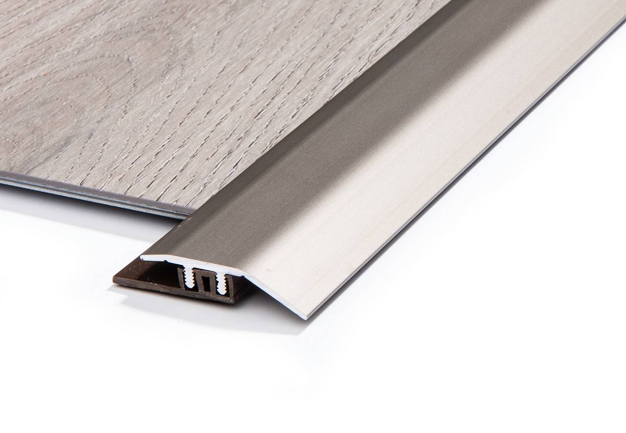 Преходна лайсна рампа с дизайн клик-профил. Цвят сребро, идеална за винилови подове с еднаква височина между 4 и 7.5 мм.