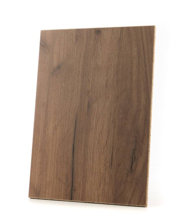 K004 Tobacco Craft Oak sample, medium-fine texture, tobacco brown hue.